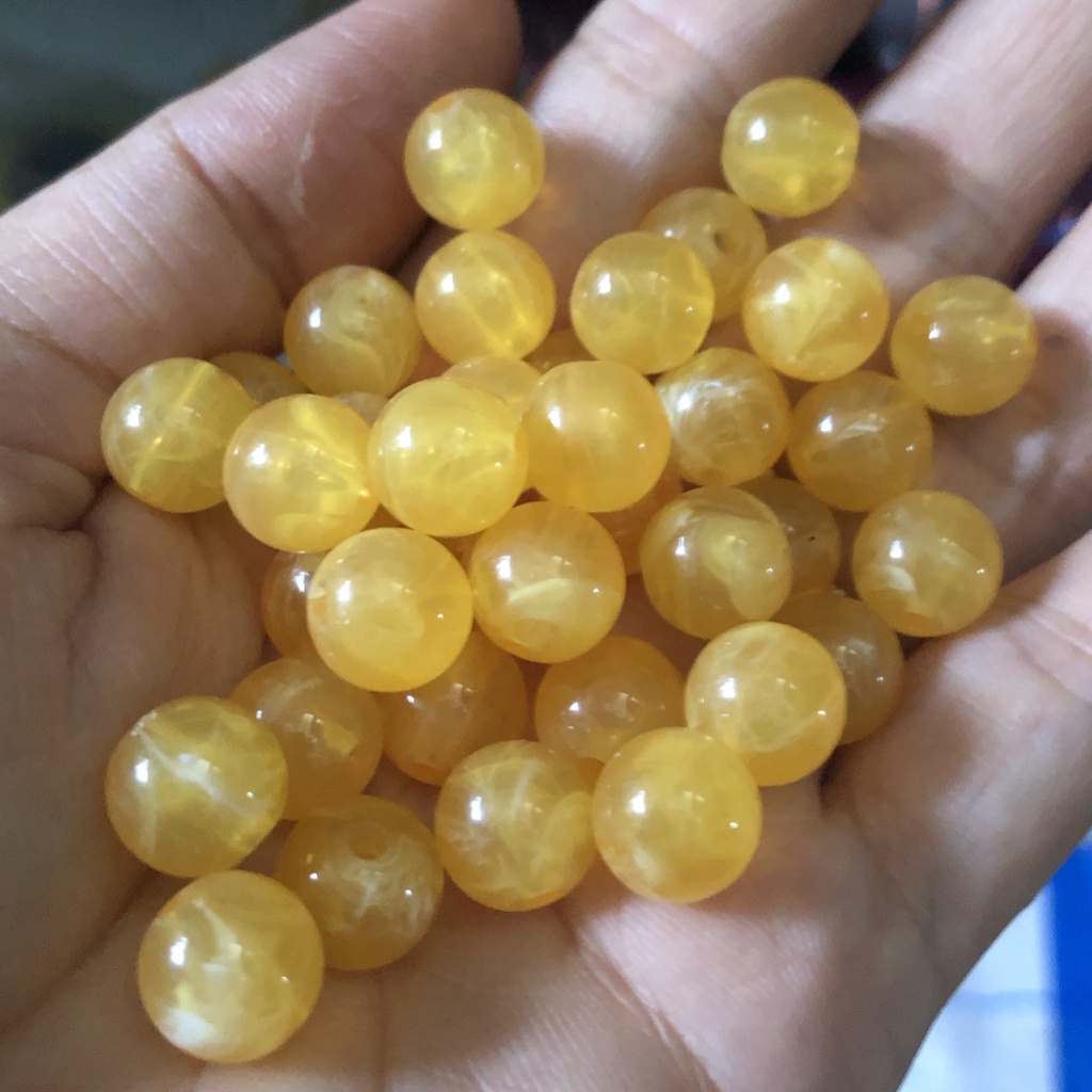18-35 hạt nhựa tròn màu vàng vân giả đá 8-10mm (gói 10gam) có lỗ xỏ làm vòng tay, vòng cổ (TL)