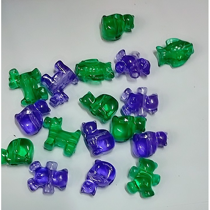 (P132-8 M5) 10-50gam Hỗn hợp cá, mèo ,gấu, chó nhựa xanh tím có lỗ xỏ 4mm làm đồ chơi, trang trí