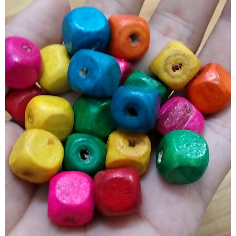 (P118-1/6) 5-25gam hạt gỗ vuông nhiều màu nhiều size có lỗ xỏ làm thủ công, đồ chơi, trang trí diy