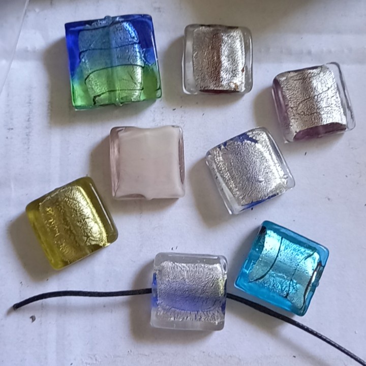 2 Hạt charm thủy tinh  trái tim, tròn in hoa văn làm vòng handmade, trang trí thủ công tùy thích