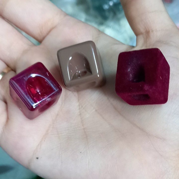 10gam hạt nhựa vuông, hình thoi có lỗ xỏ  16mm- V01, V02- V03- V04