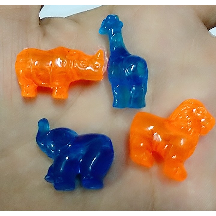 (p132-8 M2) 10-50gam con thú nhựa xanh cam làm đồ chơi trang trí có lỗ xỏ 4mm