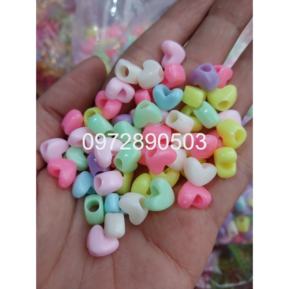 100gam hạt nhựa nhiều kiểu :hoa, ngôi sao, trái tim... các kiểu có lỗ xỏ để làm vòng hạt, làm thủ công, đồ  chơi