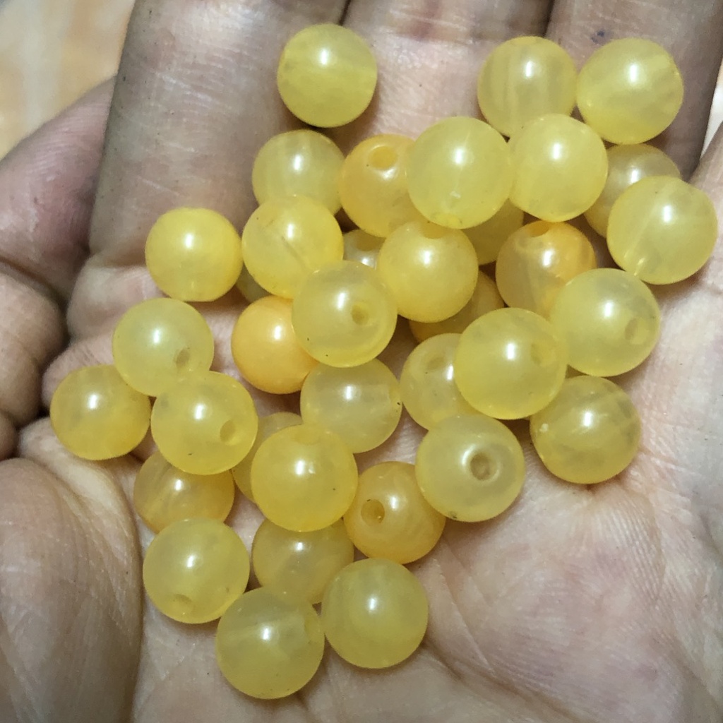 18-35 hạt nhựa tròn màu vàng vân giả đá 8-10mm (gói 10gam) có lỗ xỏ làm vòng tay, vòng cổ (TL)