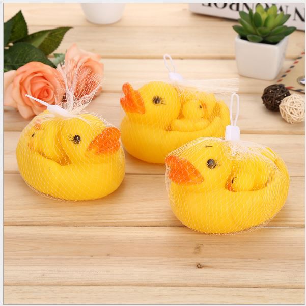 Đồ chơi vịt mẹ và 3 vịt con kêu chút chít thả bồn tắm