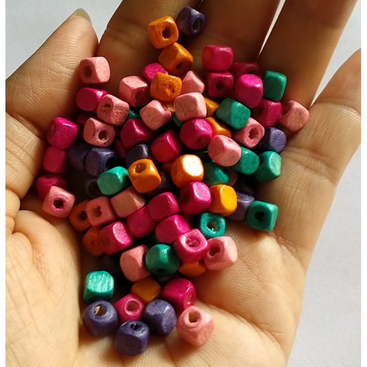 (P118-1/6) 5-25gam hạt gỗ vuông nhiều màu nhiều size có lỗ xỏ làm thủ công, đồ chơi, trang trí diy