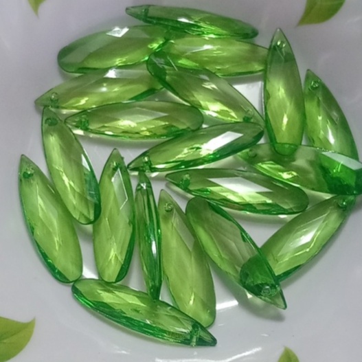 10-20-50 hạt nhựa chiếc lá dài size 10x34mm