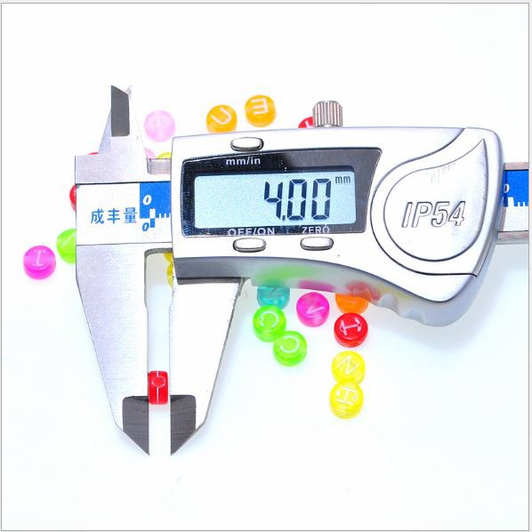 10-50gam -P117-30 Hạt nhựa tròn in chữ 4x7mm màu trong mờ