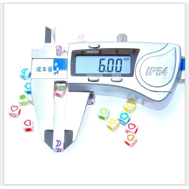 10-50gam hạt nhựa vuông 6mm khắc hoa, trăng sao, tim #P117-13