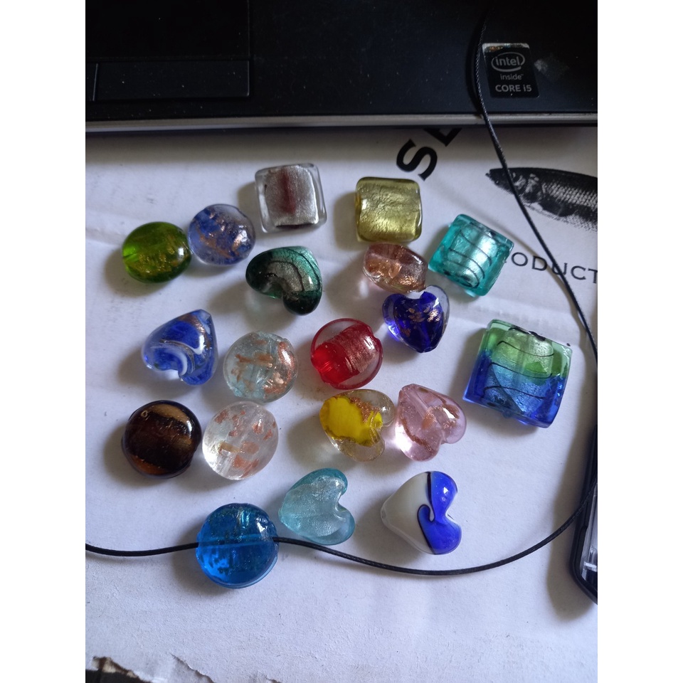 2 Hạt charm thủy tinh  trái tim, tròn in hoa văn làm vòng handmade, trang trí thủ công tùy thích