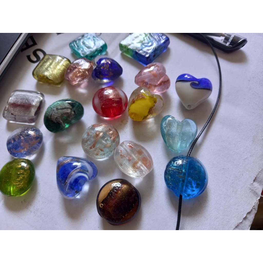 2 Hạt charm thủy tinh  trái tim, tròn in hoa văn làm vòng handmade, trang trí thủ công tùy thích