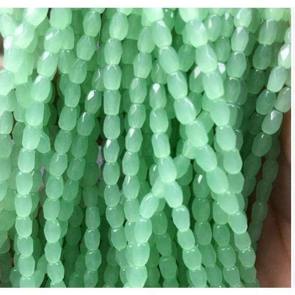 1 dây đá nhân tạo màu xanh (khoảng 60-62 viên size 4X5mm)