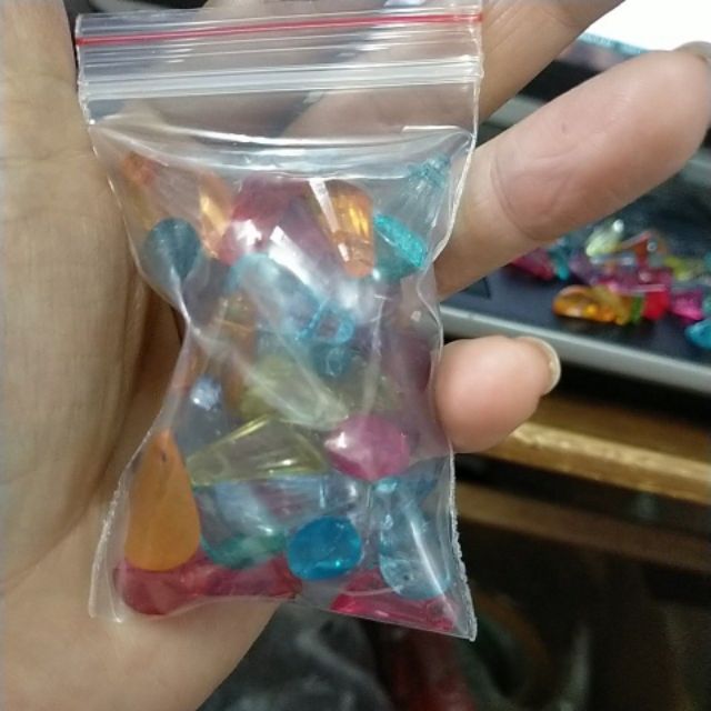 45 viên (25gam) hạt nhựa hình chóp vát đáy 8x15mm