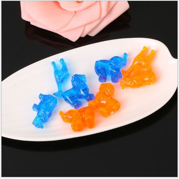 (p132-8 M2) 10-50gam con thú nhựa xanh cam làm đồ chơi trang trí có lỗ xỏ 4mm