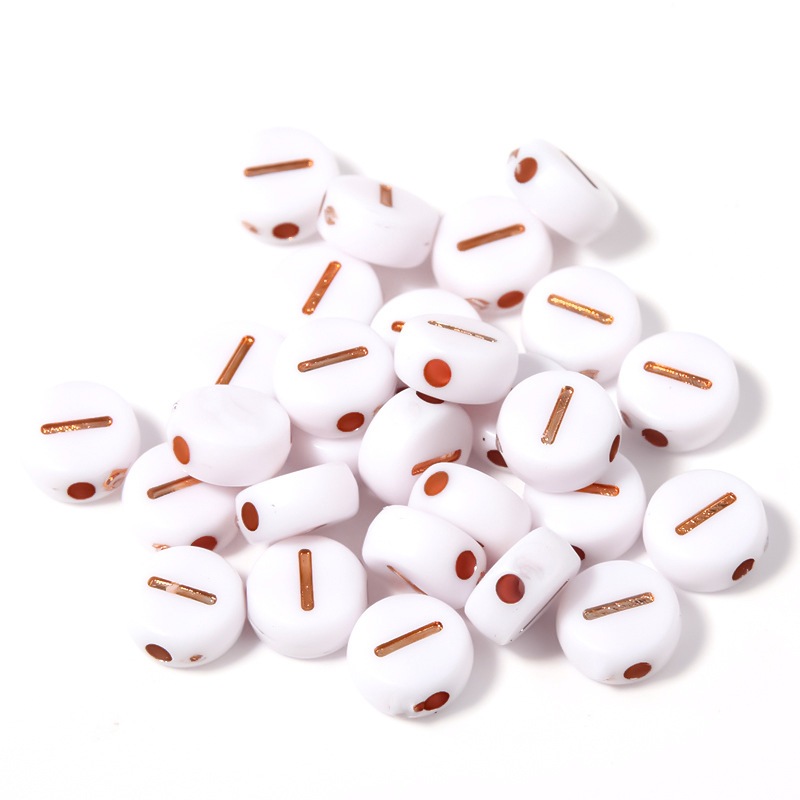 (chọn chữ) 50- 100 chữ nền trắng chữ vàng gold 4x7mm CÓ LỖ XỎ làm vòng hạt