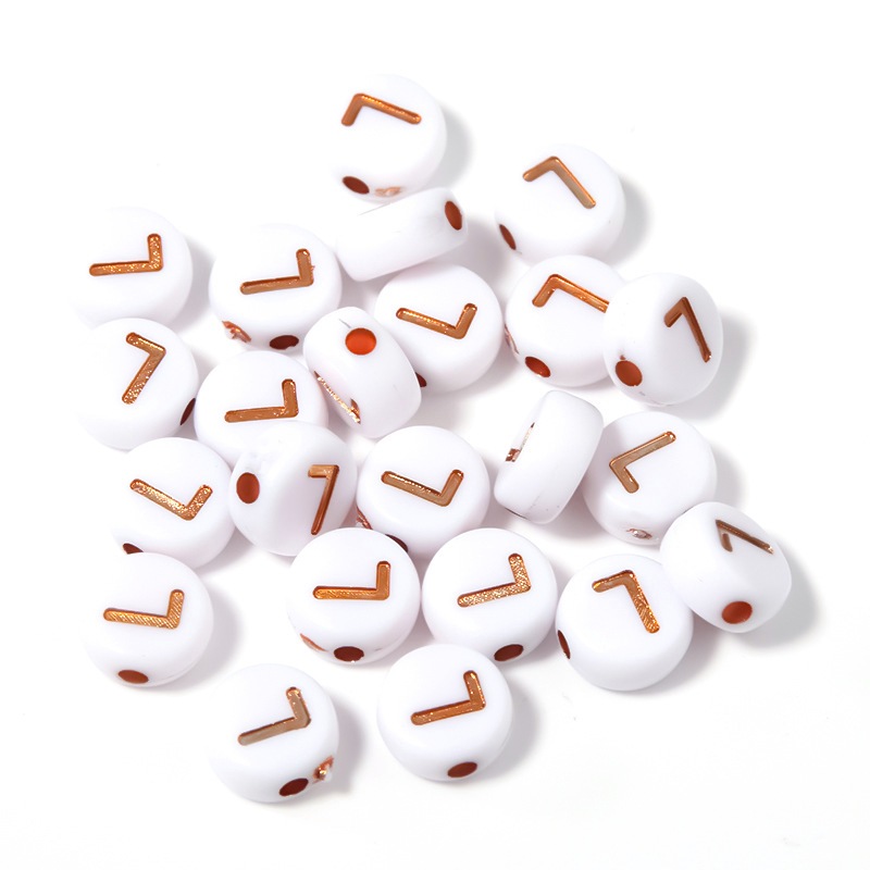 (chọn chữ) 50- 100 chữ nền trắng chữ vàng gold 4x7mm CÓ LỖ XỎ làm vòng hạt