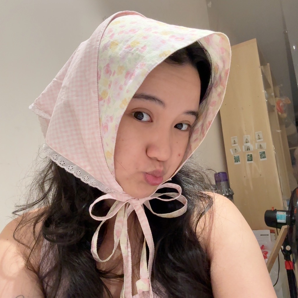 Bandana Gà con, Em đào