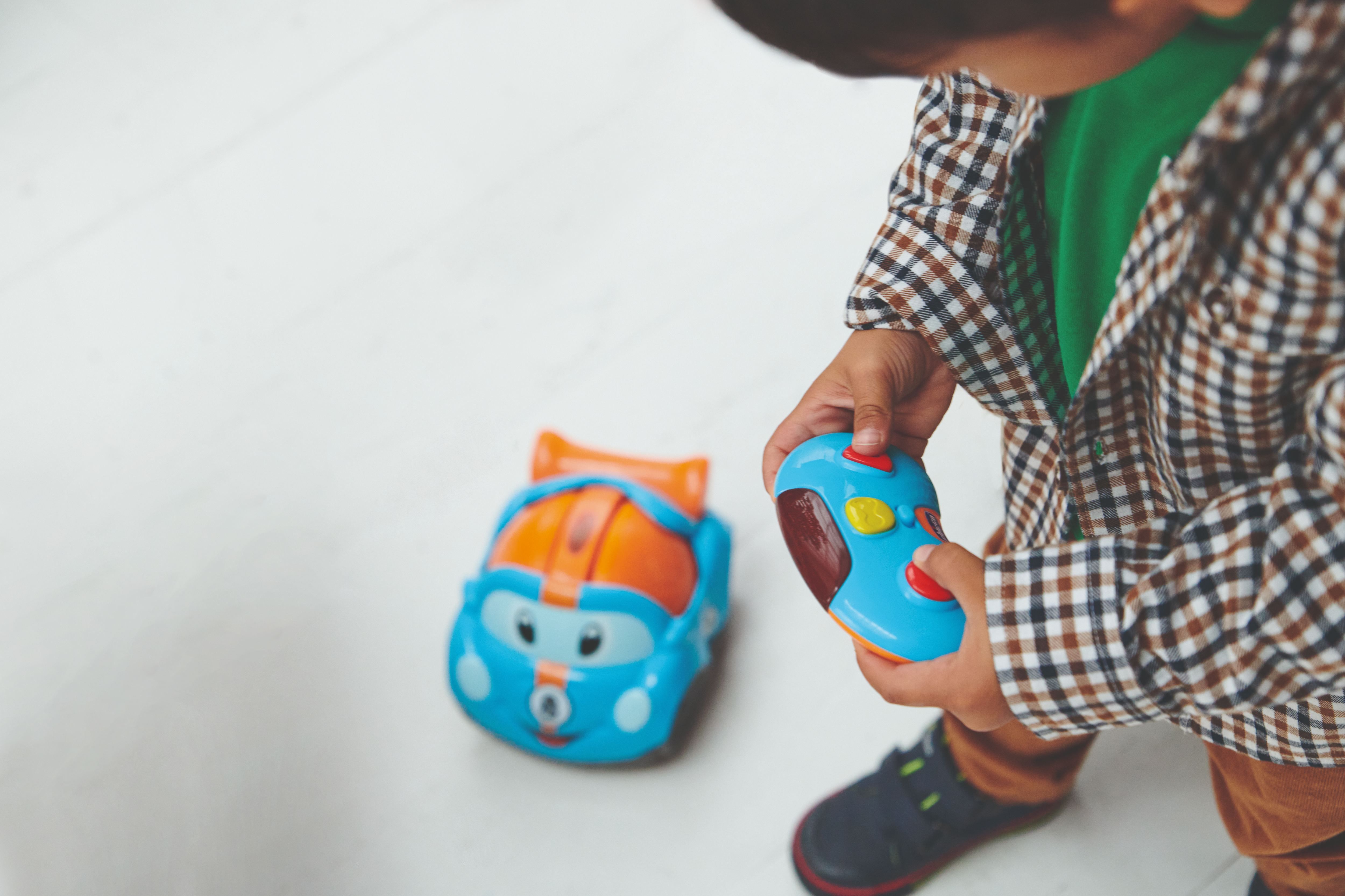 Xe ô tô đẩy tay điều khiển từ xa Chicco