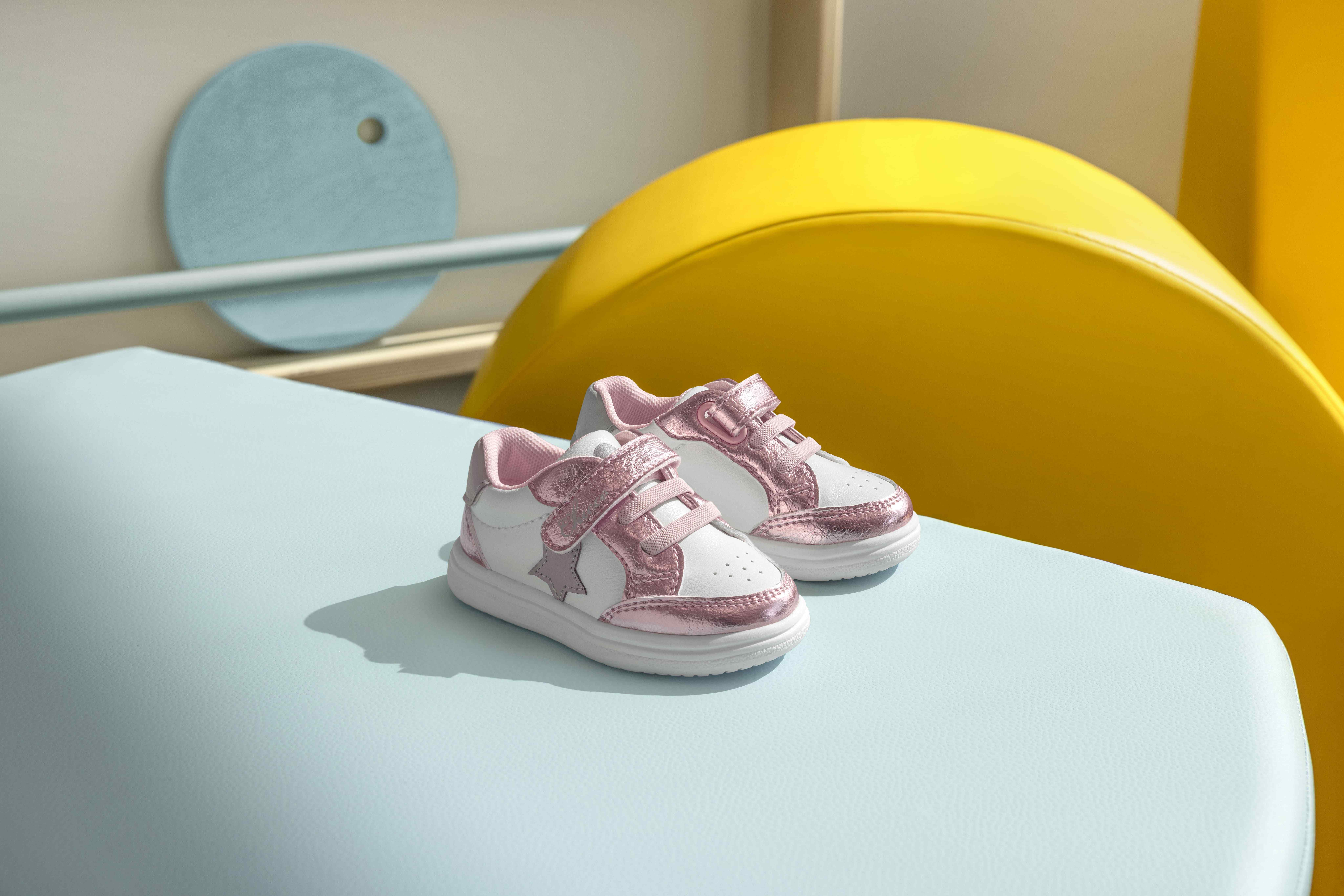 Giày tập đi trẻ em Chicco Gozzy màu hồng lấp lánh