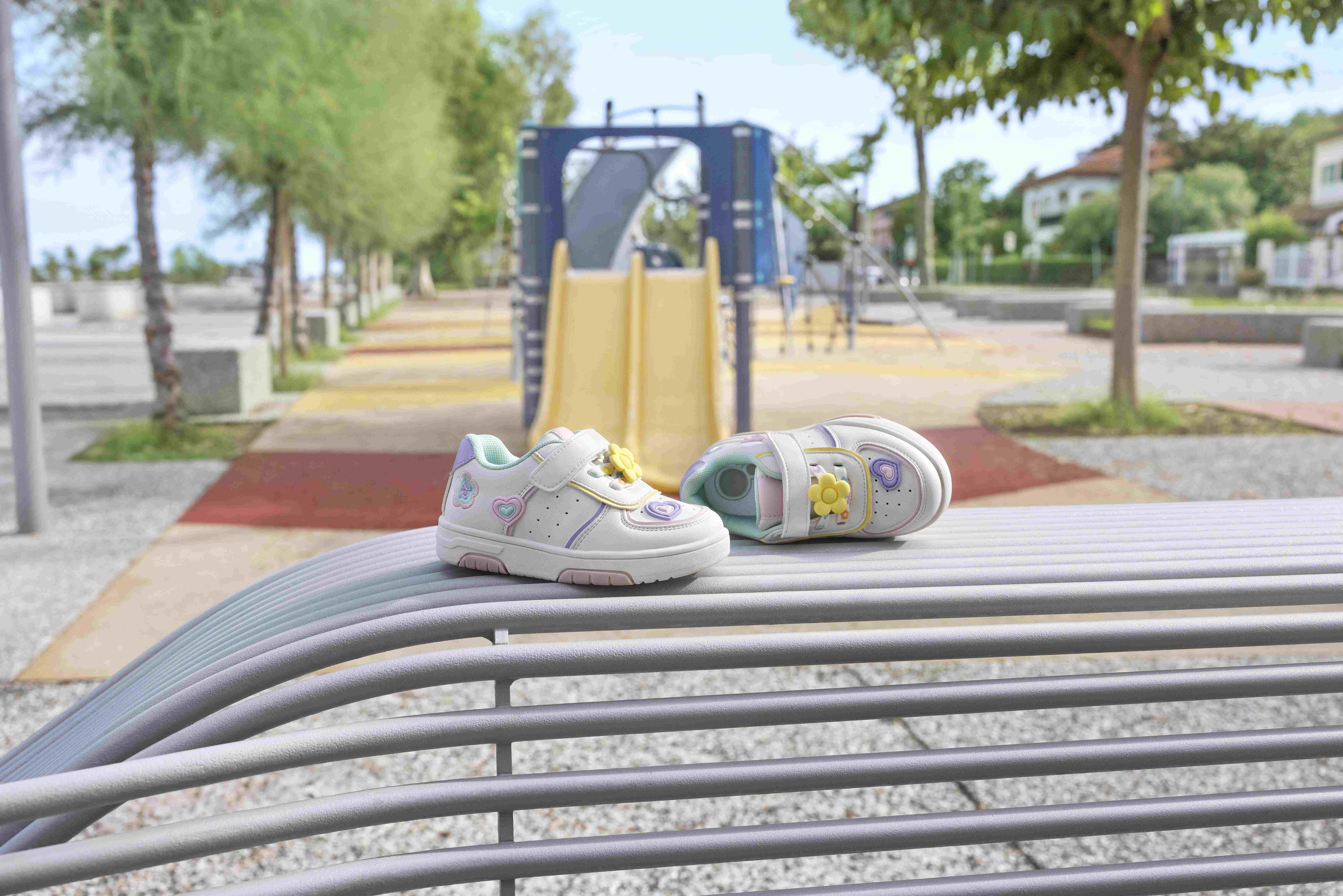 Giày tập đi trẻ em Chicco Camala màu trắng đính hoa