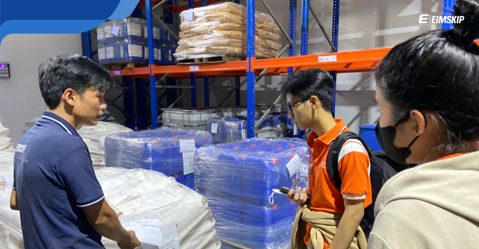 Eimskip cooperated with FPT Polytechnic School to organize a warehouse tour in Binh Duong