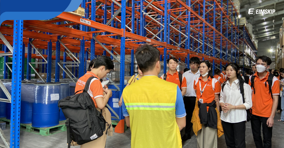 Eimskip cooperated with FPT Polytechnic School to organize a warehouse tour in Binh Duong