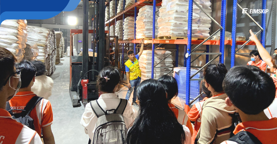 Eimskip cooperated with FPT Polytechnic School to organize a warehouse tour in Binh Duong