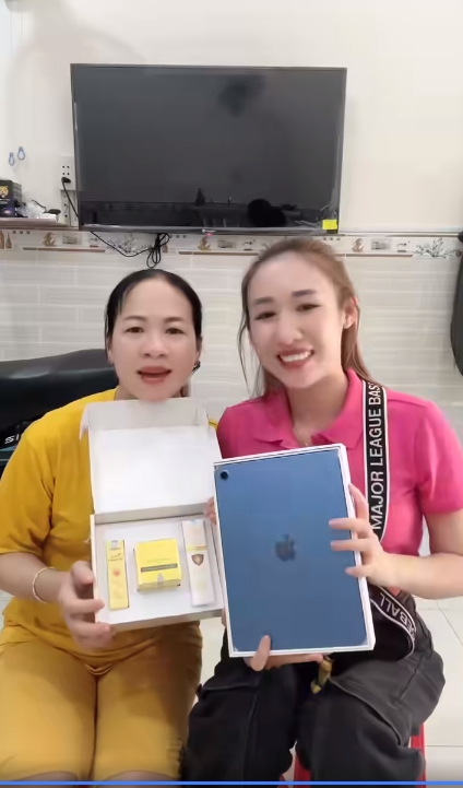 Nguyễn Huỳnh Như trao tặng Ipad cho chị người chị trúng thưởng bộ Combo Face