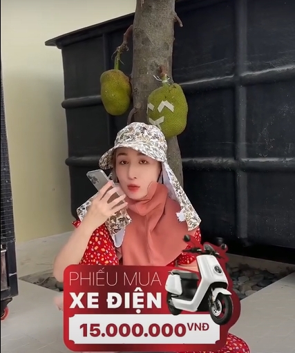 KHÁCH HÀNG TRÚNG THƯỞNG PHIẾU MUA XE MÁY VÀ ĐIỆN THOẠI