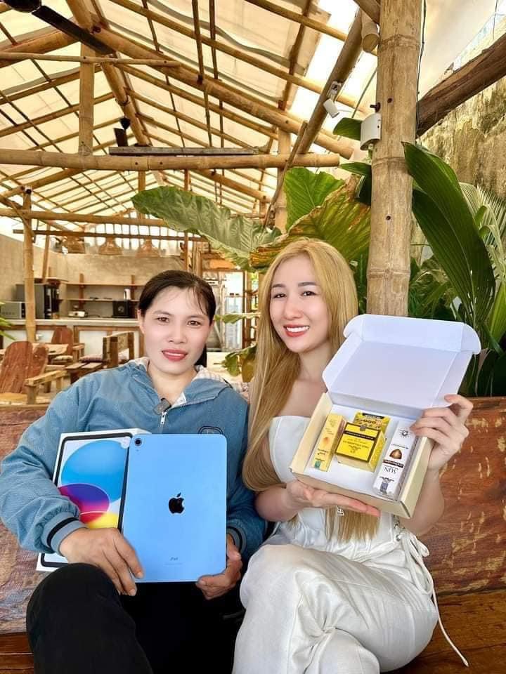 TRAO QUÀ CHO KHÁCH HÀNG MAY MẮN TRÚNG IPAD