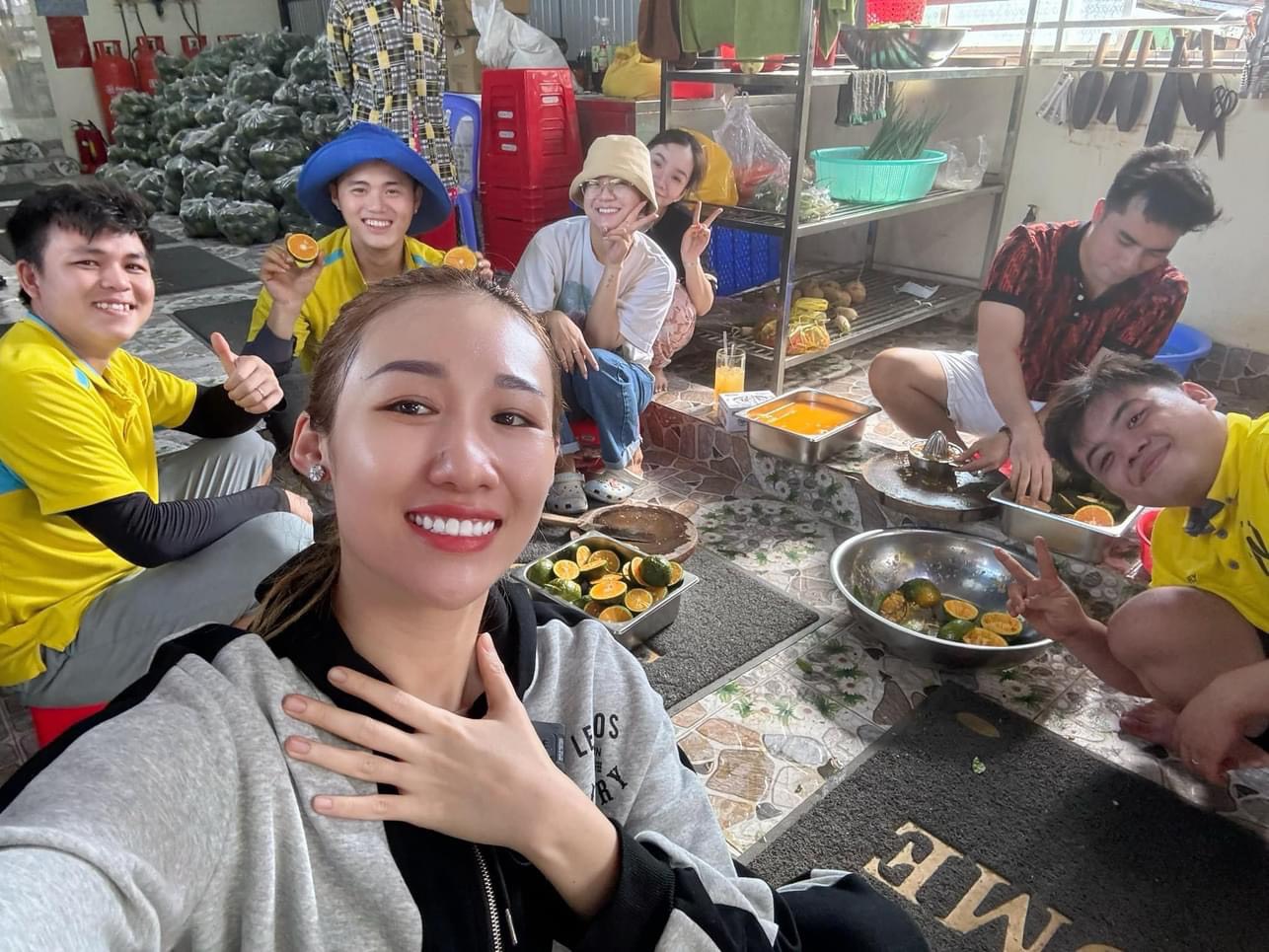 BẾP ĂN NGHĨA TÌNH PHỤC VỤ CAM VẮT CHO BÀ CON