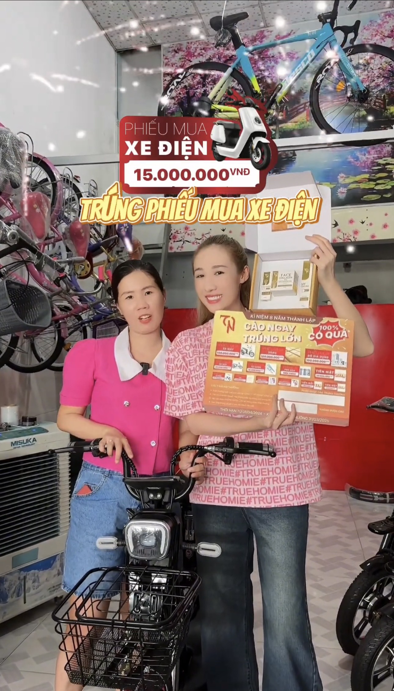 TRAO QUÀ CHO KHÁCH HÀNG TRÚNG PHIẾU MUA XE ĐIỆN