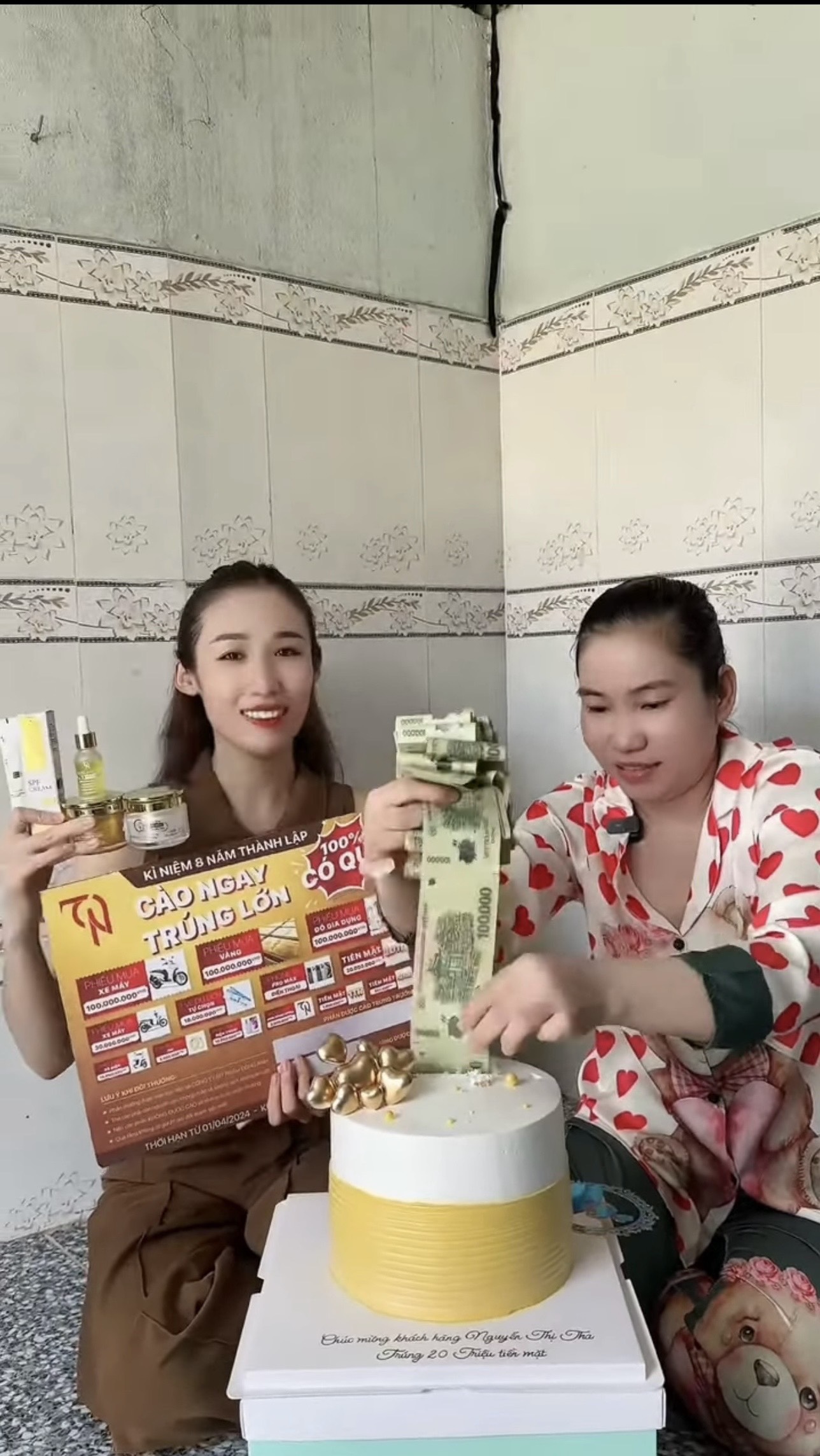 TRAO THƯỞNG CHO KHÁCH HÀNG TRÚNG THƯỞNG 20 TRIỆU