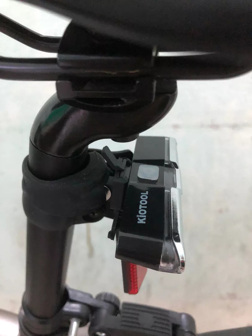 den-hau-xe-dap-kiotool-nhap-nhay-co-giup-tang-an-toan-khi-di-ban-dem-khong