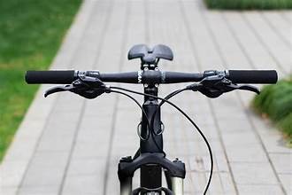 cach-chon-tay-nam-xe-dap-phong-cach-the-thao-de-toi-uu-trai-nghiem-dap-xe