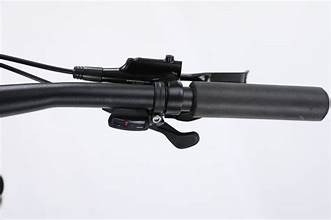 cach-chon-tay-nam-xe-dap-duong-truong-de-tang-cuong-su-thoai-mai-va-kiem-soat