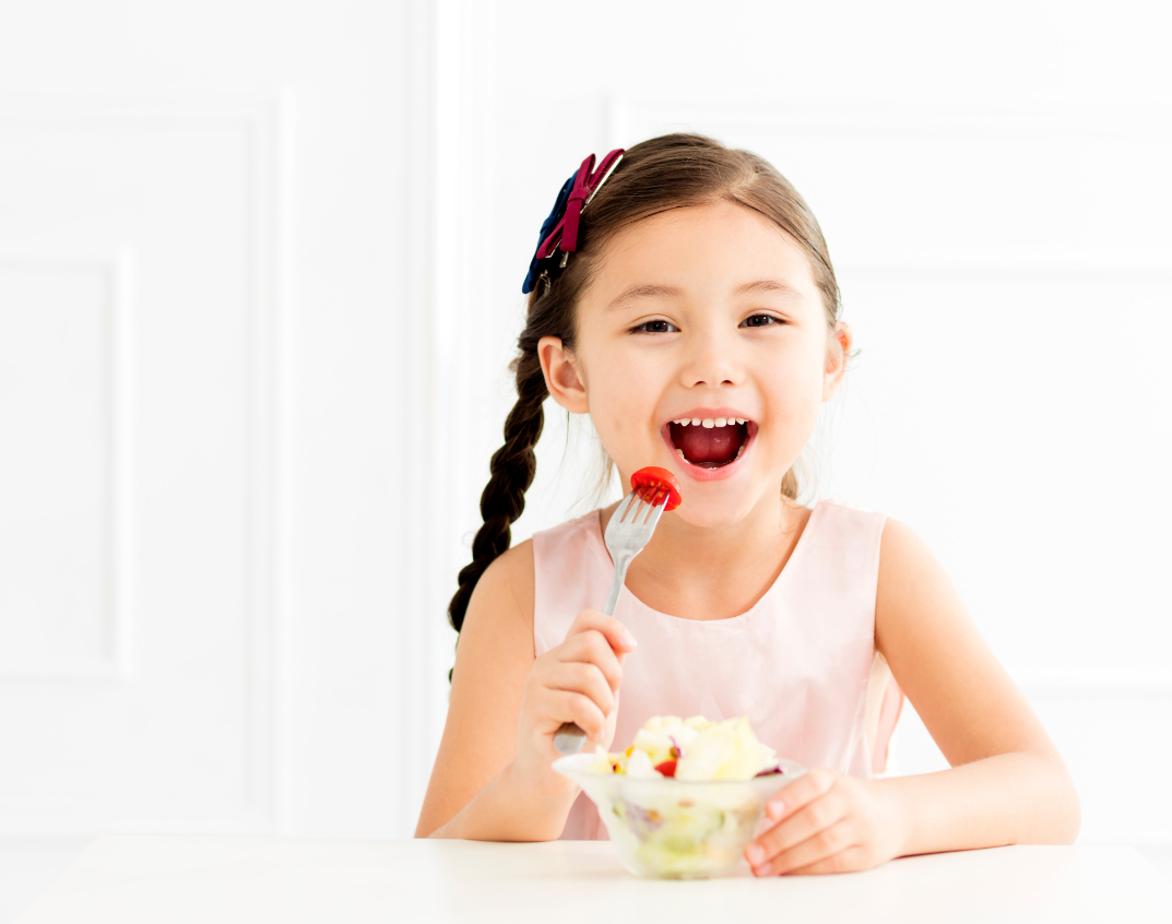 The surface of the baby's teeth has white spots: causes, symptoms and solutions