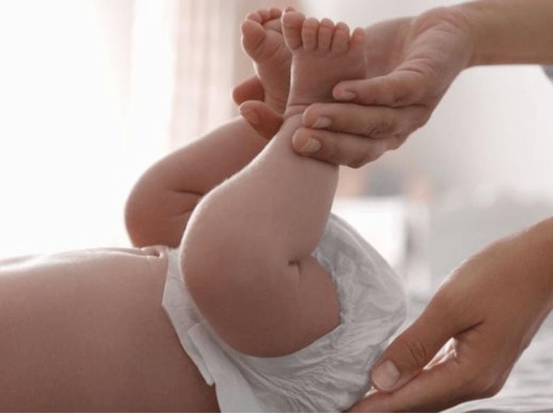 Nguyên nhân bé khóc khi thay bỉm là gì? 