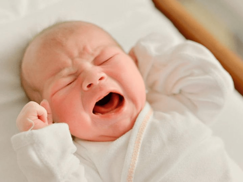 BÉ HAY KHÓC KHI THAY BỈM - NGUYÊN NHÂN VÀ CÁCH XỬ LÝ 