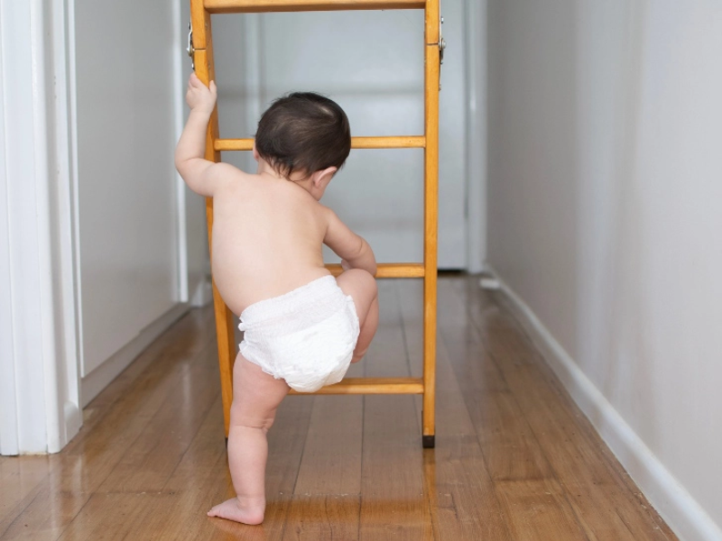 Chọn bỉm đúng size giúp bé vận động dễ dàng