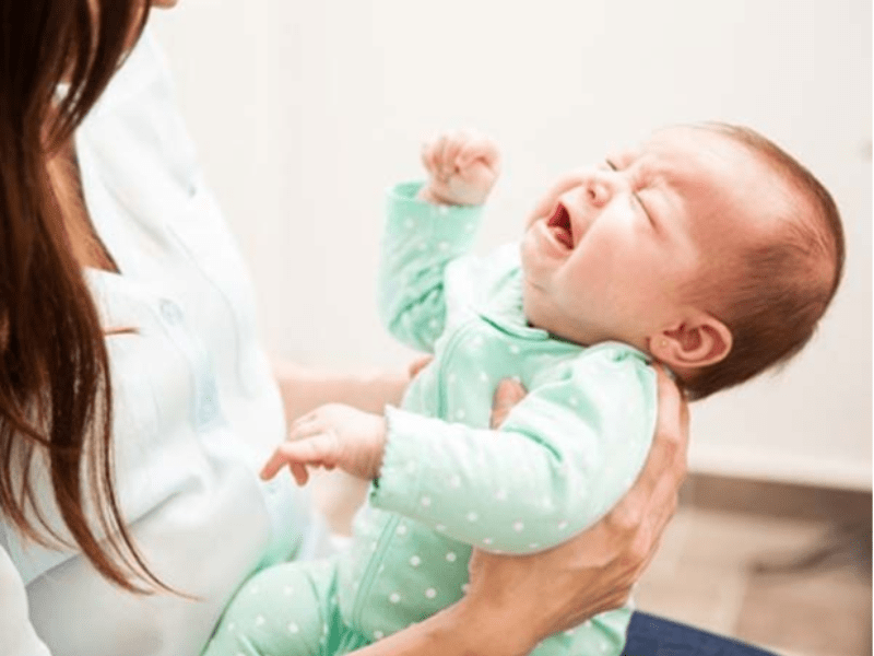 VÌ SAO MÙA HÈ BÉ HAY BỊ NGỨA, HĂM, CHÀM SỮA HAY QUẤY KHÓC?