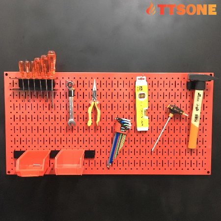 Tấm Lưới Pegboard Màu Đỏ Kèm Phụ Kiện Treo FABINA