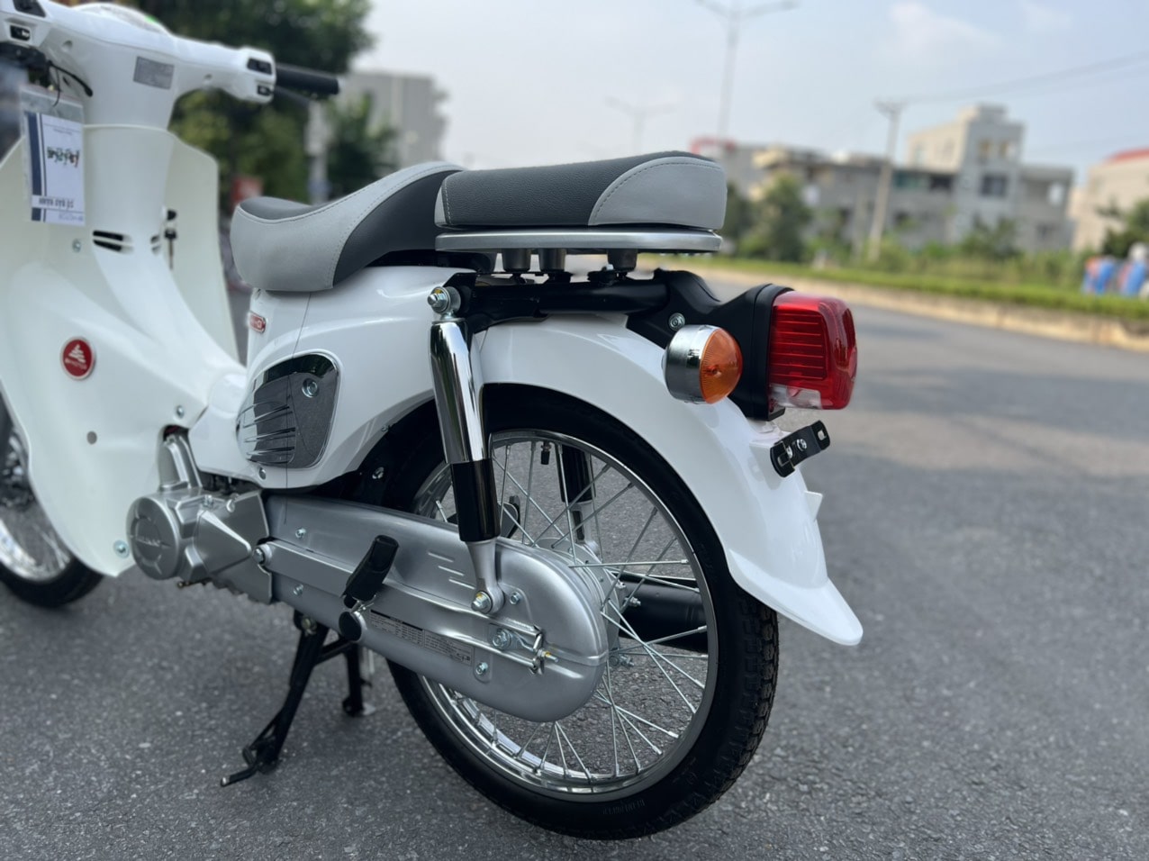 Đèn hậu đẹp kèm giảm xóc êm ái