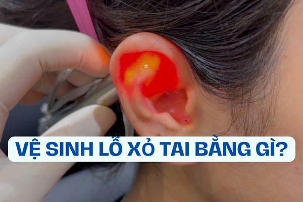 Vệ sinh lỗ xỏ khuyên tai bằng gì?