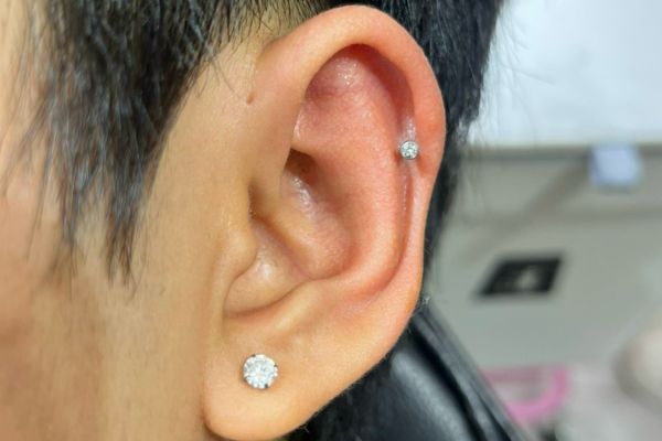 Ảnh nam xỏ khuyên cá tính