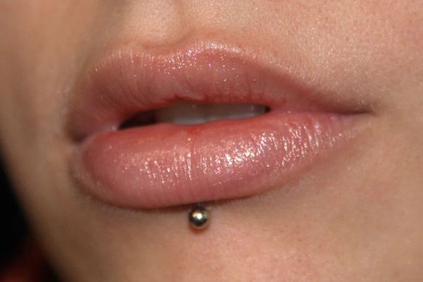 Xỏ môi có đau không? Mẹo vặt giúp giảm đau trước khi xỏ