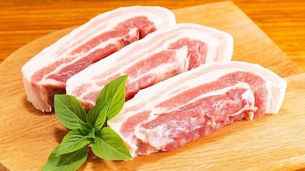 Bạn nên ăn gì để nhanh lành vết xỏ khuyên? thịt heo