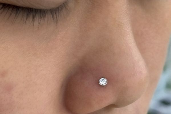 Ảnh bạn nữ xỏ khuyên cánh mũi đẹp 5/2024