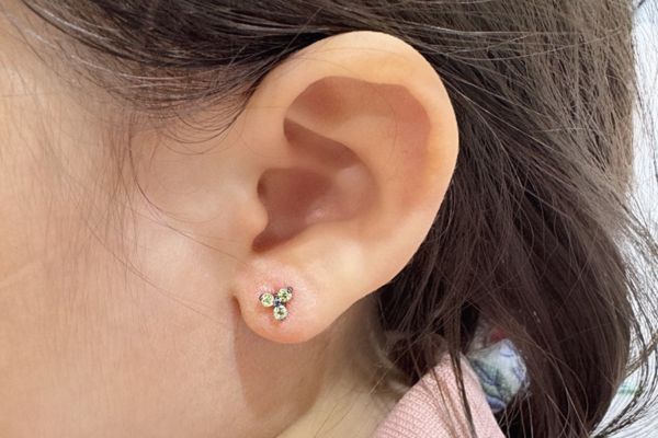 Ảnh trẻ em xỏ khuyên tai