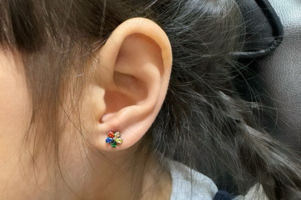 Ảnh trẻ em xỏ khuyên tai